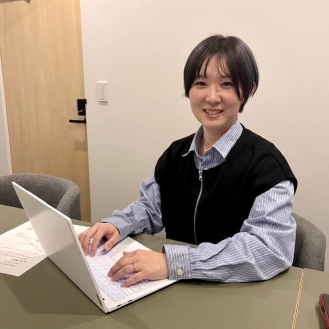 【広報は発信から「伝わる」へ】

クリエイティブラビット株式会社 代表取締役の 稲葉支央里 さんと
「札幌青年会議所」の見せ方を題材に、これからの広報の在り方について対談を行いました。

同社はWeb制作・ホームページ制作を軸に、近年では
「📱SNS運用」「🎥動画制作」といった分野の比重が高まっているとのこと。

対談の中で特に印象的だったのは、
「ホームページがあるのは当たり前の時代。だからこそ、SNSがないことは企業にとって“機会損失”になり得る」という視点でした。

また、AIの進化により“作業”の価値が下がる一方で、これからの広報・制作に求められるのは
▶ 何を
▶ 誰に
▶ どう伝えるのか
を設計するディレクション力である、というお話もありました。

「伝えたい」ではなく、「伝わる」広報へ。
札幌青年会議所としても、こうしたプロの視点を取り入れながら、今後の広報活動に活かしていきたいと感じた時間となりました😊

札幌青年会議所ではそんな広報のやり方などを学んでもらえる機会もございます。
入会はもちろん、同じように対談にご興味がある企業・個人様などがいらっしゃいましたら、ホームページのお問い合わせや各種SNSより是非お気軽にお問合せくださいませ。

#札幌青年会議所
#札幌JC
#青年会議所
#LeadtheChange
#企業コラボ
#対談
#クリエイティブラビット
#札幌企業
#札幌ビジネス