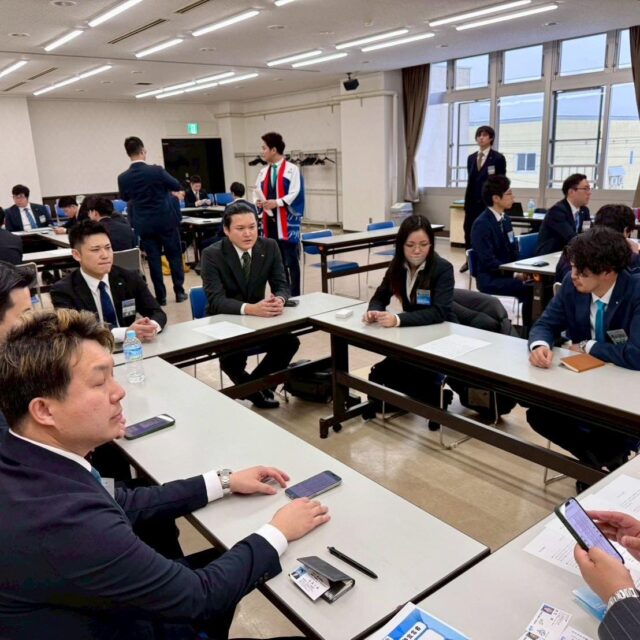 【西北海道ブロック協議会 2026 年度「芦別会議」】

2026年2月28日(土)、芦別の地にて「2026年度 西北海道ブロック 芦別会議」が開催されました。
本会議は、西北海道ブロック大会運営委員会（藤原 章徳 委員長）の主導のもと、エリア内各地青年会議所の運動方針や地域実情に即した取り組み事例を共有する貴重な場となりました。これからの地域づくり、そして次世代の人財育成へとつながる、実り多き学びの機会となりました。
札幌青年会議所からも、多くのメンバーが各地の志を同じくする仲間と切磋琢磨すべく参加いたしました。
監査担当役員：川嵜 駿人 君
ネクストリーダー育成委員会 副委員長：小形 勝信 君
地域未来創造委員会 副委員長：横山 美穂 君
アカデミー塾は佐藤 昂紀 塾長はじめ、1年目の会員がアカデミー塾生として参加されております。
その他にも多くのメンバーが西北海道ブロック協議会へ出向しております。
芦別会議で得た多角的な視点と学びを、しっかりと札幌にて運動へと還元してまいります。
2026年度スローガン「Lead the change」のもと、私たちは変化を恐れず、地域の未来のために挑戦を続けてまいります。
#札幌青年会議所 #札幌JC #Leadthechange #芦別会議 #アカデミー研修 #青年会議所 #JC #北海道 #芦別