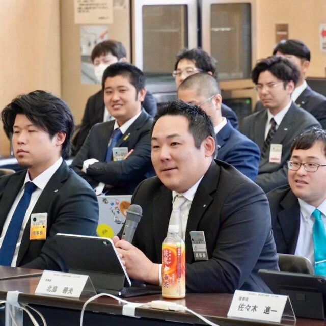 【第2回会員会議所会議 in 富良野】
3月8日(日)富良野の地にて
公益社団法人日本青年会議所北海道地区協議会2026年度 第2回会員会議所会議
そして、公益社団法人日本青年会議所北海道地区西北海道ブロック協議会 第2回会員会議所会議が開催されました。
札幌青年会議所からも多くのメンバーが出向し、北海道全体の運動推進に尽力しています。

【北海道地区協議会】
会務担当副会長 柴田 幸一郎 君
監査担当役員 小林 裕和 君
顧問 佐藤 昂紀 君
グローバル北海道委員会 委員長 船橋 真典 君

【西北海道ブロック協議会】
監査担当役員 川嵜 駿人 君
ネクストリーダー育成委員会 塾長 佐藤 昂紀 君
西北海道ブロック大会運営委員会 委員長 藤原 章徳 君
西北海道ブロック大会運営委員会 幹事 岡本 英弥 君

このほかにも多くの札幌メンバーが出向し、それぞれの役職で活躍しています。
また、本年度開催される
第75回 北海道地区大会 苫小牧大会に向けた準備も進められており、北海道全体のさらなる発展に向けた活発な議論が交わされました。
札幌青年会議所としても、出向メンバーの活躍を通じて、より良い地域づくりに貢献してまいります。

#札幌青年会議所
#札幌JC
#LeadtheChange
#青年会議所
#北海道地区協議会
#西北海道ブロック協議会